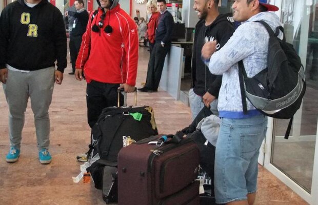 "E tot timpul frig aici?" Jucătorii transferaţi de RCM Timişoara au sosit în ţară în pantaloni scurţi :D