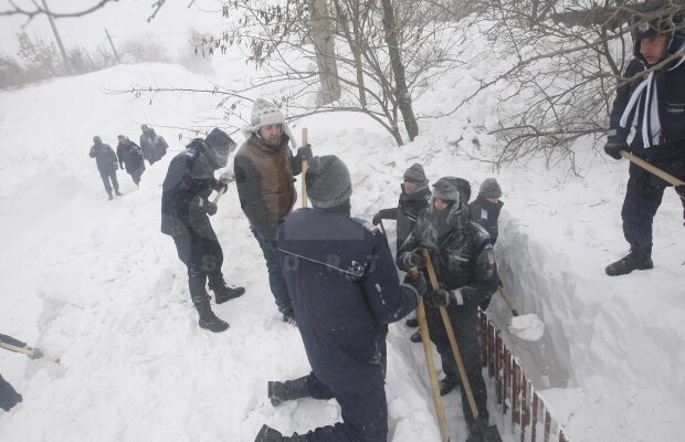 FOTO Jandarmii şi suporterii, cot la cot în infernul alb » Nu rata reportajul realizat de Cătălin Tolontan la Cotu Ciorii şi la Movila Oii