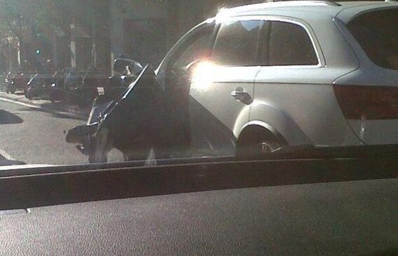 Accident cu Pique! Un autobuz a intrat în maşina lui