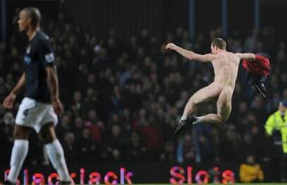 VIDEO Un exhibiţionist şi-a făcut de cap la meciul lui City cu Villa