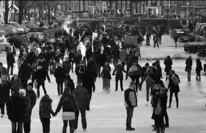 Oraşul patinoar! Amsterdam e "oglindă" şi pregătit pentru distracţie