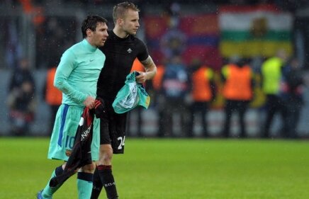 Fără cîştigător! Tricoul lui Messi disputat de Kadlec şi Friedrich va fi scos la licitaţie