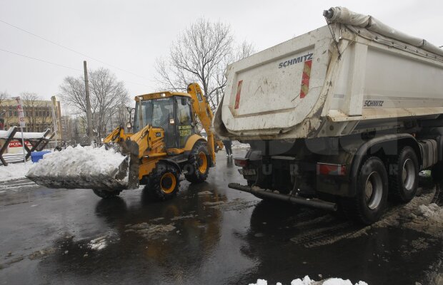 FOTO Organizatorii se chinuie să mute zăpada de la Arena Naţională