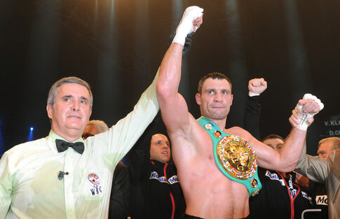 VIDEO Klitschko reacţionează: "O ruşine pentru box!" Aseară, zîmbea în timpul bătăii Haye-Chisora