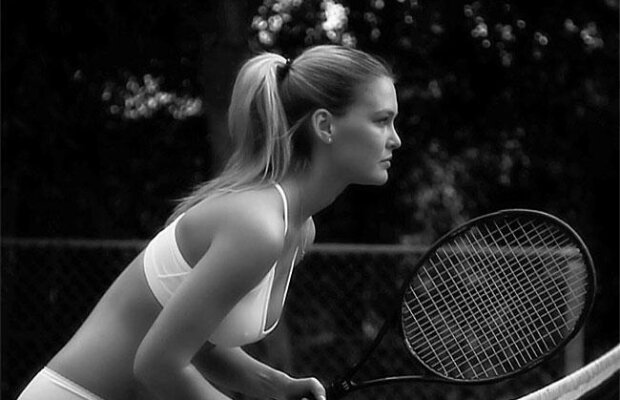 FOTO! Bar Refaeli a jucat tenis doar in lenjerie intima
