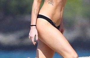 FOTO! HOT! Megan Fox, sexy si umeda la plaja