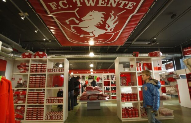 Magazin cît toată Steaua! Twente are 20 de oameni angajaţi să vîndă produsele clubului, cîţi are tot clubul roş-albastru