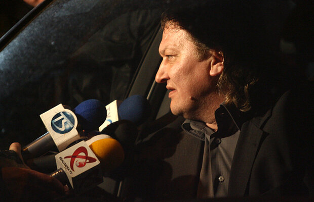 Exemplul lui Lupu pentru stelişti: "E mai bine să ai o gagică în pat, decît să fugi după ea prin oraş!" :)