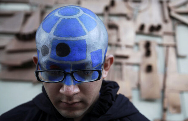 Google dezvoltă ochelarii deştepţi, asemănători cu un iPhone, care au ecran în loc de lentile