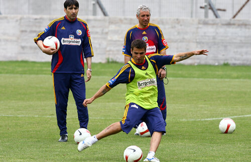 Piţurcă decide azi dacă îl cheamă pe Mutu cu Uruguay şi are un mesaj pentru el: ”Dai totul sau îl chem pe Bumba!”