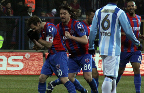 VIDEO Florin Cernat, la indigo: gol şi pasă de gol » Căpitanul de vis