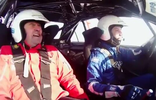 VIDEO E riscant să te urci lîngă un pilot de curse? Copilotul din imagine a fost înspăimîntat