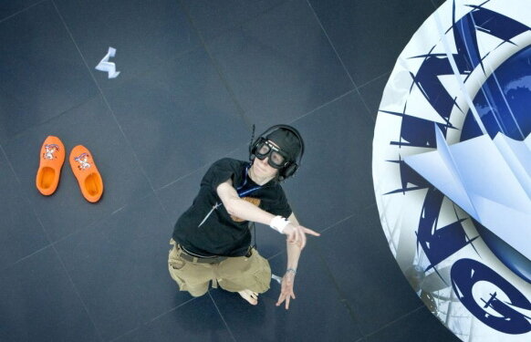 3, 2, 1, start.... Începe la Bucureşti Campionatul Mondial de Avioane de Hîrtie :)