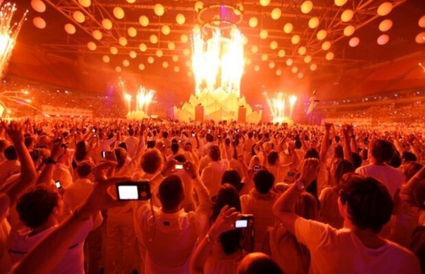 Nebunie pe ritmuri dance la cel mai tare party din ultimii ani din România! Sensation - Ocean of White