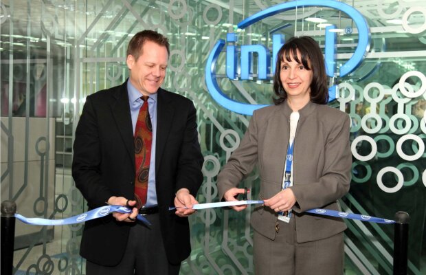 Intel intră în bătălia smartphone cu software dezvoltat în România