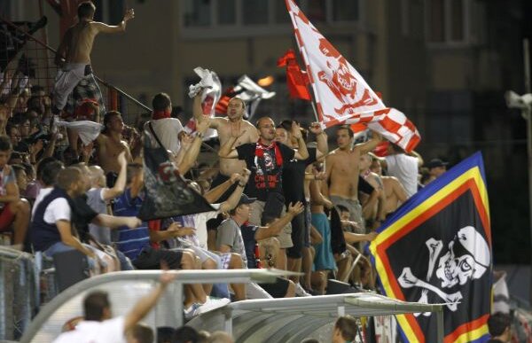 "Cîinii" l-au ironizat pe Dragomir: "Naţional Arena e neîncăpător" :D