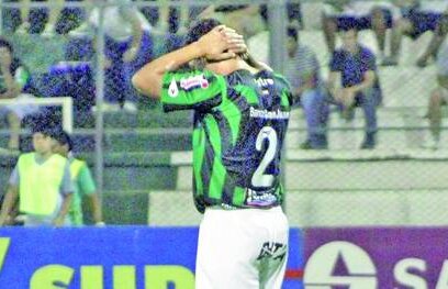 VIDEO Ăsta a jucat la pariuri, sau ce? Aşa autogol nu poţi da decît dacă îţi doreşti neapărat
