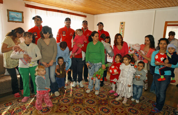 FOTO Dinamoviştii au împărţit cadouri copiilor şi mămicilor de la Centrul Maternal Săftica