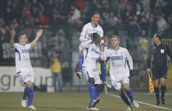 VIDEO + FOTO Pandurii lui Grigoraş nu îi lasă pe "cîini" să zburde » Dinamo nu profită de remiza CFR-ului