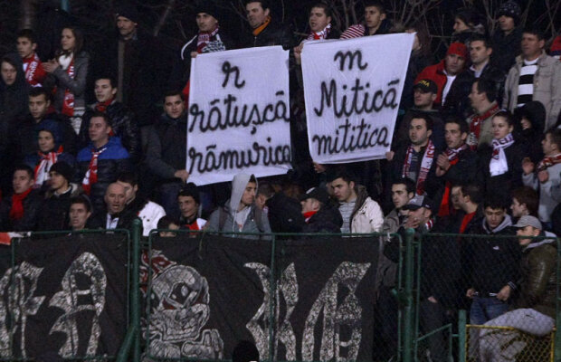Spui poezii, nu mai iei bătaie! » Fanilor li s-a permis să afişeze bannere ironice la meciul Pandurii - Dinamo (2-2)
