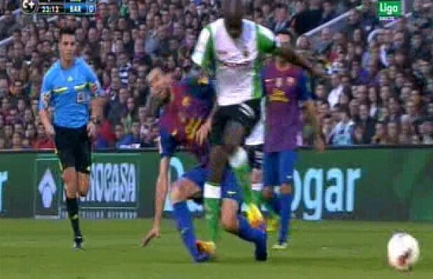 FOTO&VIDEO Busquets şi lupul » Fotbalistul Barçei, cunoscut pentru desele simulări, era s-o păţească rău, fiind victima unui fault dur