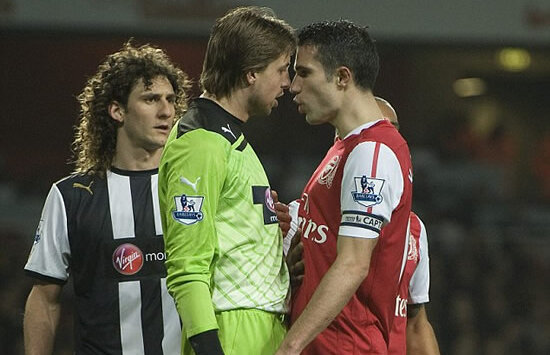 VIDEO ”Cocoşi” olandezi» Van Persie era cît pe ce să se bată cu portarul lui Newcastle