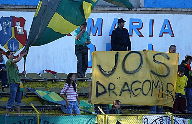 Incredibil! Dragomir îi dă în judecată pe suporterul căzut din tribună şi pe Rihanna :)