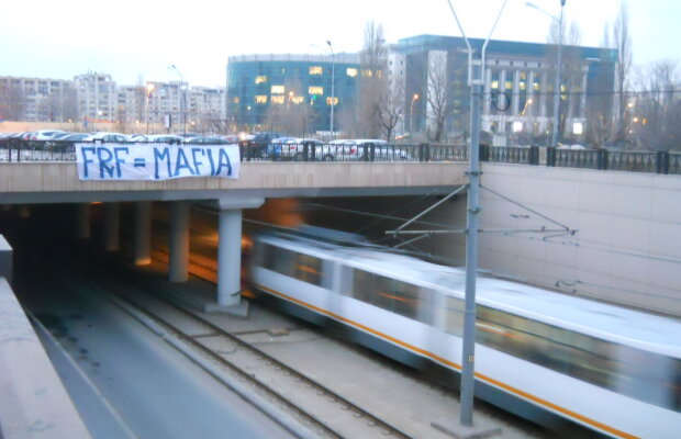 GALERIE FOTO & VIDEO  Protestele continuă în Bucureşti: "FRF=MAFIA"!