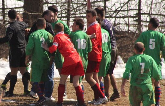 VIDEO Incredibil! Un arbitru din Liga a IV-a a fost la un pas să ia bătaie cu lopata de la un jucător