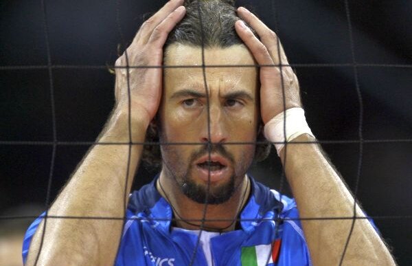 Un voleibalist a murit pe teren!