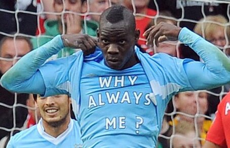 VIDEO Spărgătorul de conferinţe » "Nebunul" Balotelli a dat buzna în timp ce Inter îşi prezenta noul antrenor :D