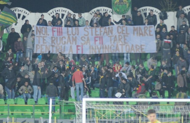FOTO Gramatică la galerie » Suporterii Vasluiului ironizează peluza alb-vişinie!