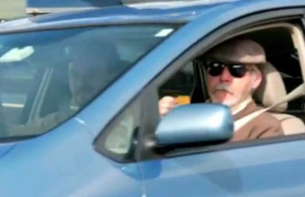Un nevăzător la volanul unei maşini în circulaţie! (VIDEO)