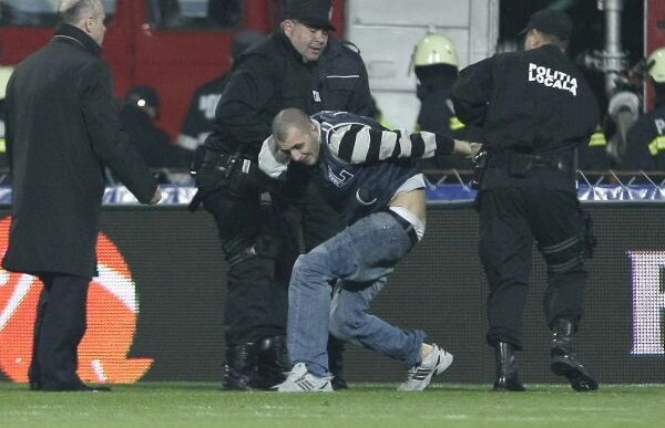 Incidente la Tg. Jiu » Un suporter a pătruns pe teren şi i-a arătat fundul lui Stanca :O