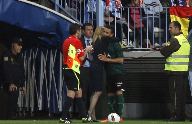 VIDEO A celebrat golul pupîndu-şi cu foc psihologa sexy