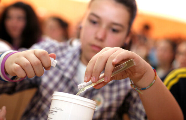 Lecţii 3D la o şcoală din Bucureşti. Elevii de la a V-a se vor primba printr-un parc virtual