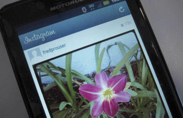 Facebook a cumpărat cu un miliard de dolari Instagram