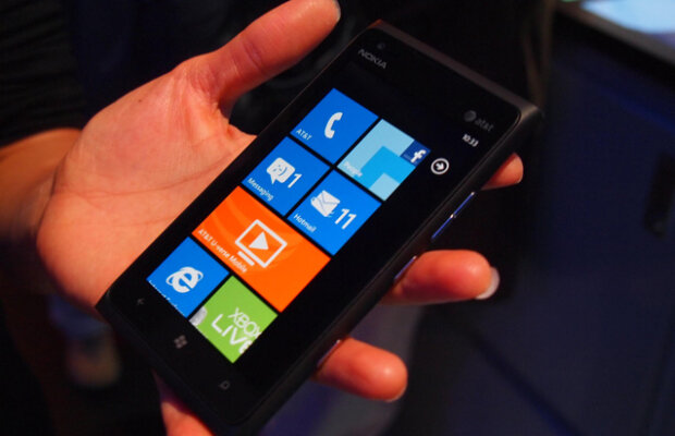 Conexiunea la internet joacă feste smartphone-ului Lumia 900