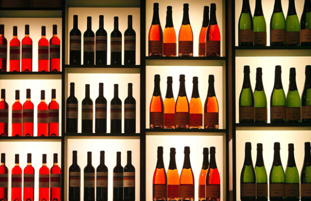 Alcoolul te face mai... inteligent. Vezi de ce rezolvi mai rapid probleme de logică dacă bei două pahare de vin