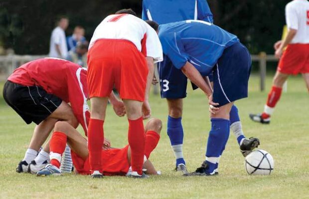 De ce simulează fotbaliştii faultul în careu?