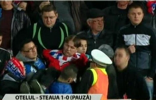 Momente înfricoşătoare la Galaţi » Un suporter a leşinat în timpul primei reprize