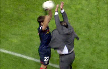 VIDEO O reacţie uimitoare» Antrenorul lui Rayo l-a blocat ca la volei pe Diego