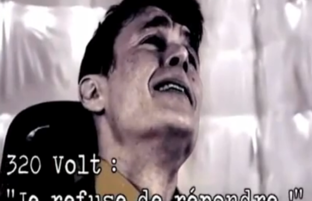 (VIDEO) Cât de uşor se manipulează cu televizorul. Un studiu arată că oamenii sunt dispuşi să tortureze alţi oameni, dacă sunt îndemnaţi de un prezentator TV