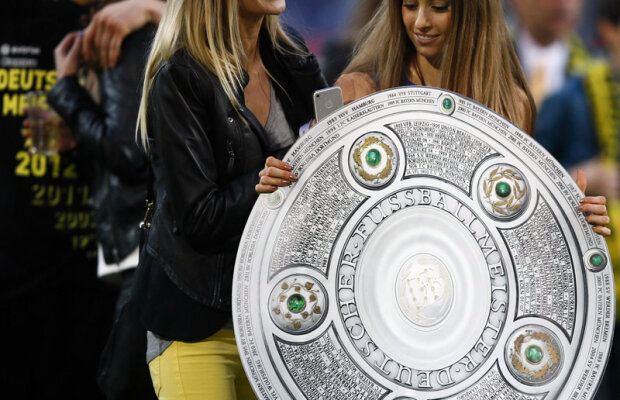 Fiesta galbenă » Dortmund a sărbătorit titlul în stil unic: bere şi fete pe gazon!