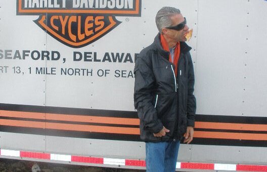 Ghici câţi bani are bărbatul din imagine?