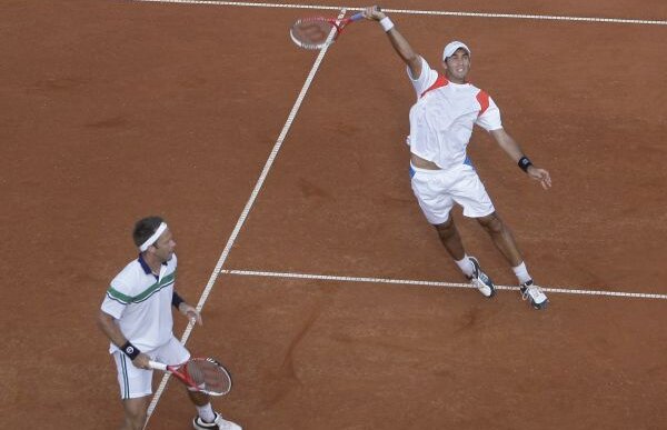 Victorie în rafale » Tecău şi Lindstedt s-au calificat ieri în sferturi, după un meci cu peripeţii atmosferice