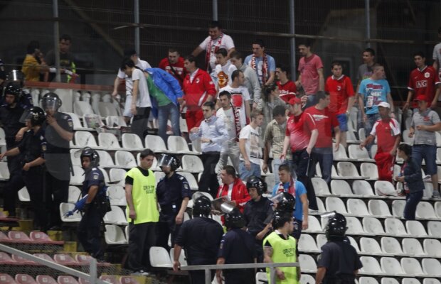 Fanii dinamoviştilor din peluză s-au bătut între ei şi au fost evacuaţi!