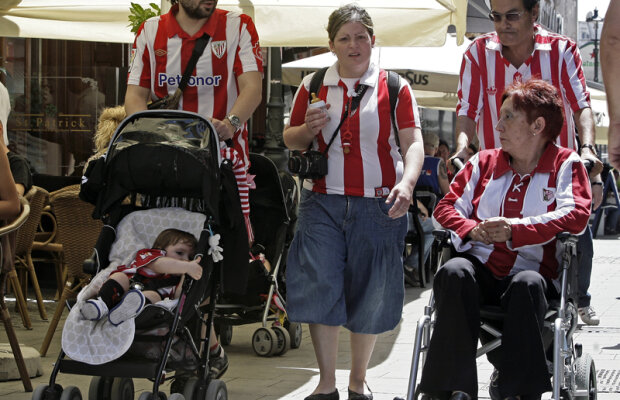 Două cărucioare, de la 3.000 de km » Tablou cu suporteri basci veniţi la Bucureşti pentru finala Europa League