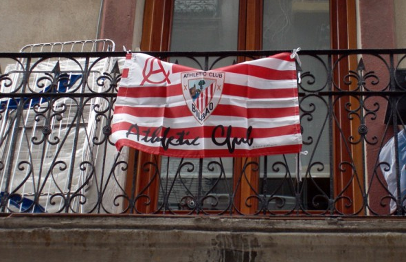 Correspondencia desde Bilbao » La ciudad de las banderas en las ventanas