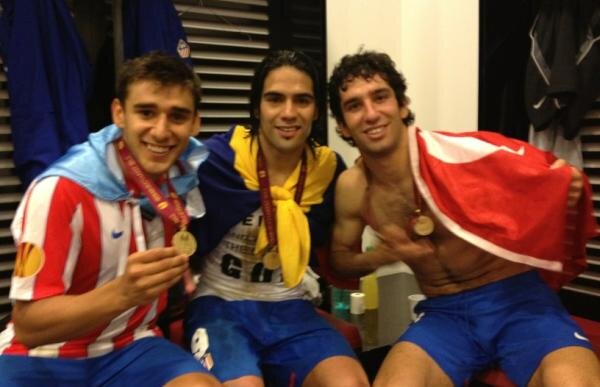 "Cupa în mîini, zîmbetul pe faţă, steagul pe spate şi Dumnezeu pe piept" » Cele mai tari reacţii şi poze ale jucătorilor madrileni pe twitter